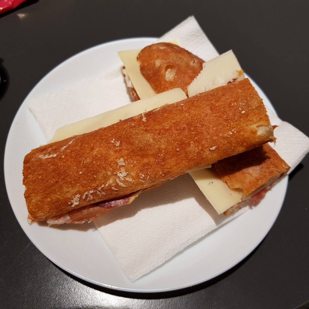 Ontbijt in Barcelona - een stokbroodje met boter en kaas en ham